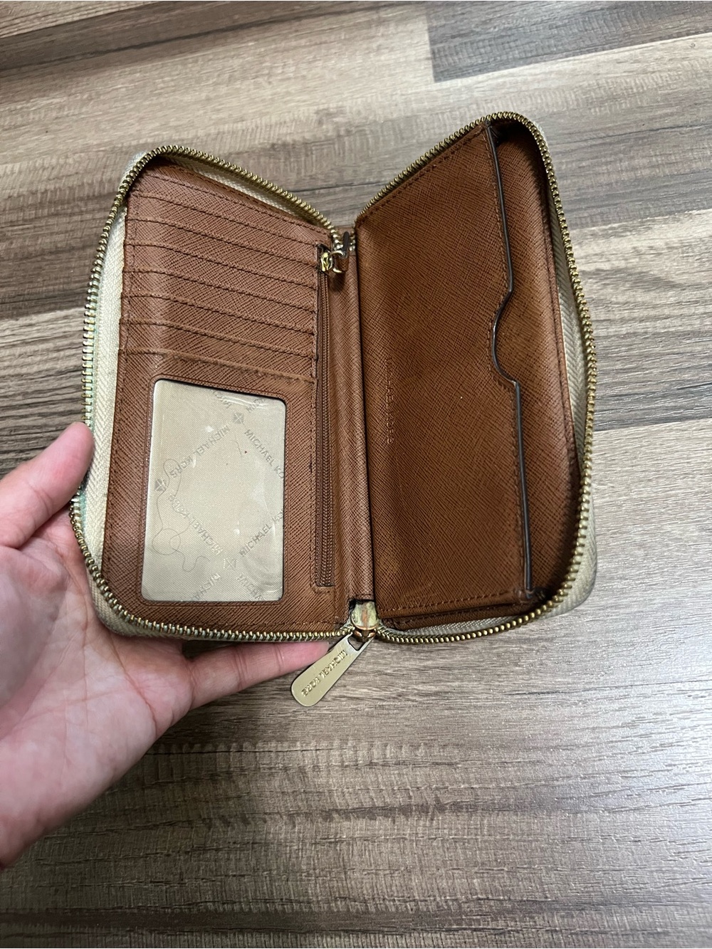 *Rehab* Michael Kors Women’s Beige Signature Zip Wallet - Picture 6 of 7